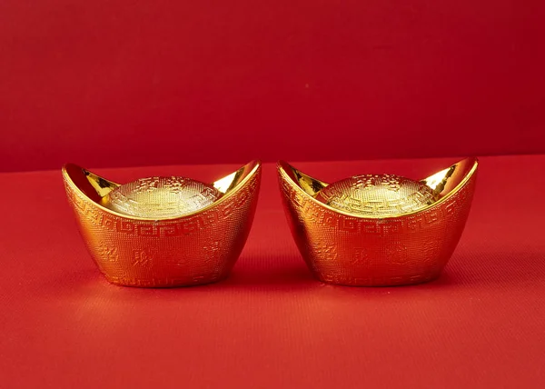 Lingote de oro sobre fondo rojo — Foto de Stock