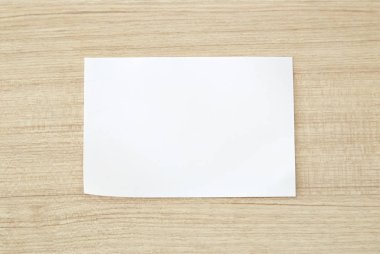 Ahşap üzerine beyaz boş kağıt