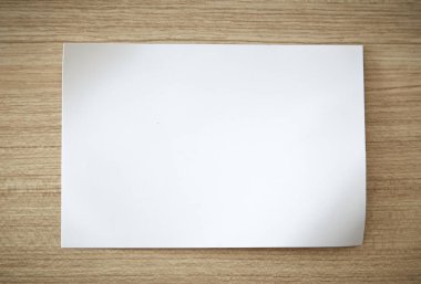 Ahşap üzerine beyaz boş kağıt