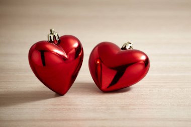 kırmızı kalp tahtada