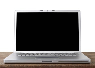 Ahşap bir masa üstünde alüminyum Laptop