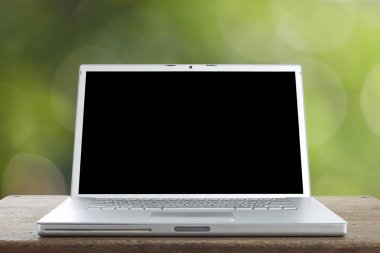 Ahşap bir masa üstünde alüminyum Laptop