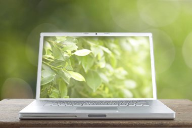 Ahşap bir masa üstünde alüminyum Laptop