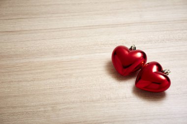 kırmızı kalp tahtada