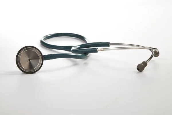 Stetoskop przeciwko medyczne — Zdjęcie stockowe