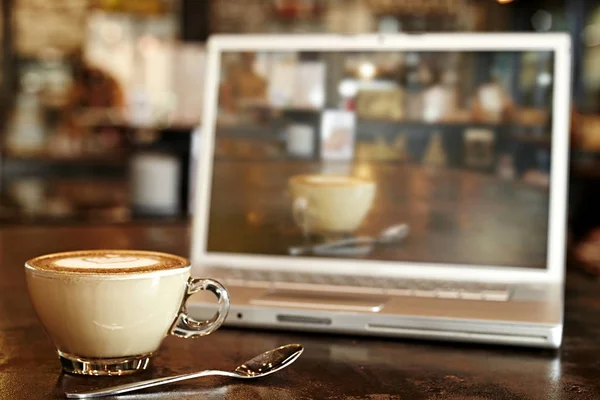 Laptop-val friss csésze kávé — Stock Fotó