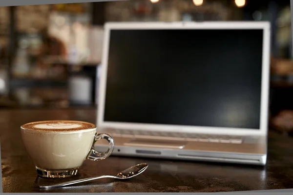 Laptop z świeżo zaparzonej kawy — Zdjęcie stockowe