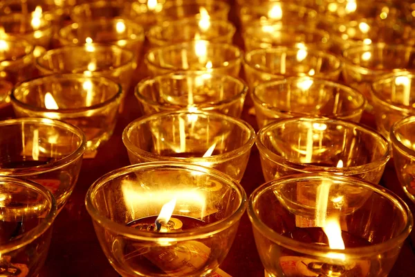 Velas ardientes en templo Buddhist — Foto de Stock