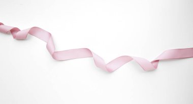 Beyaz üzerine pembe kurdele