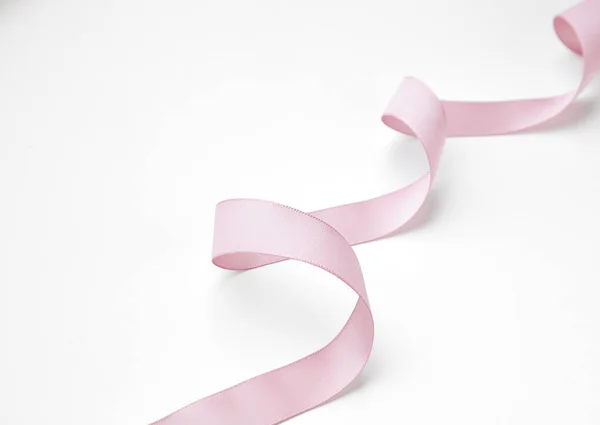 Розовая кудрявая лента — стоковое фото