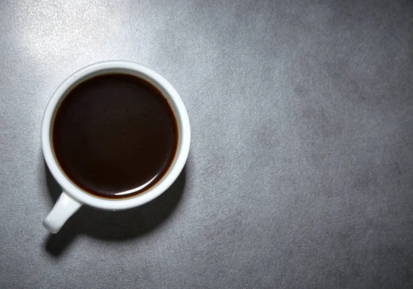 Czarna kawa na stole — Zdjęcie stockowe