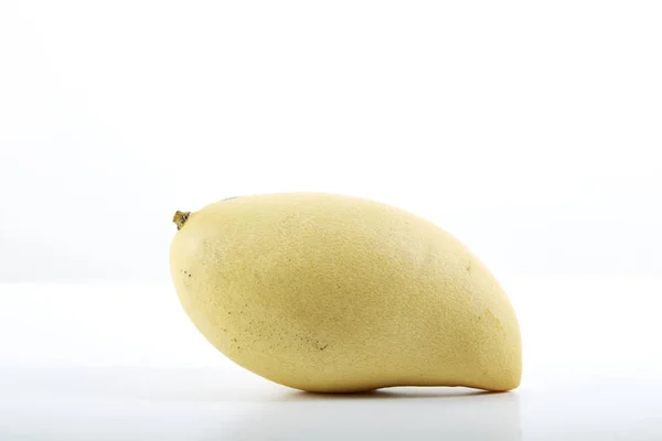 Sárga mangó fehér háttér — Stock Fotó