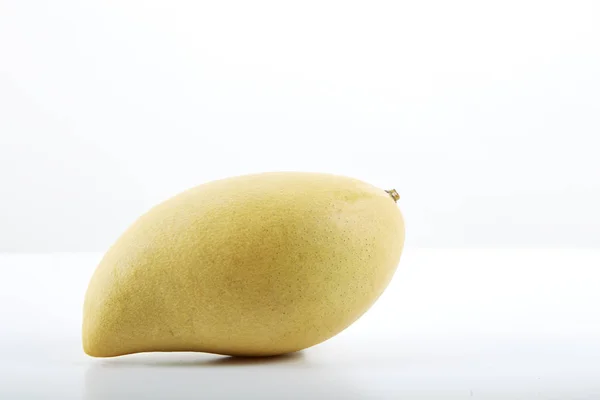 Sárga mangó fehér háttér — Stock Fotó