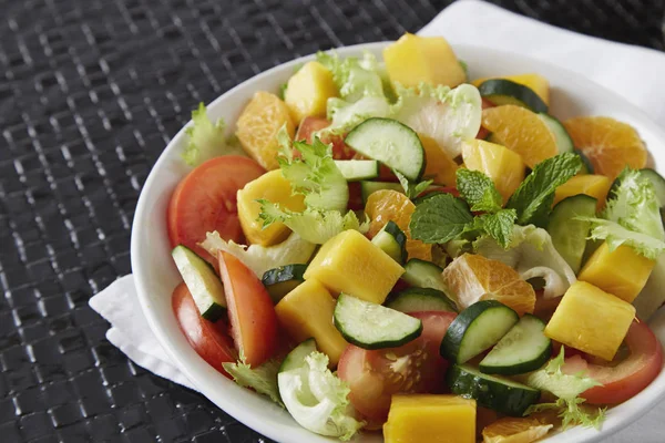 Bunter Sommergemüsesalat — Stockfoto