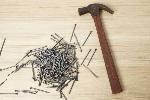 Martillo y clavos sobre fondo de madera —  Fotos de Stock