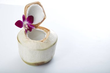 Hindistan cevizi suyu içecek