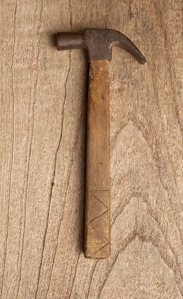 Martillo viejo sobre madera — Foto de Stock