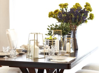 ahşap masa ve rahat sandalyeler yemek