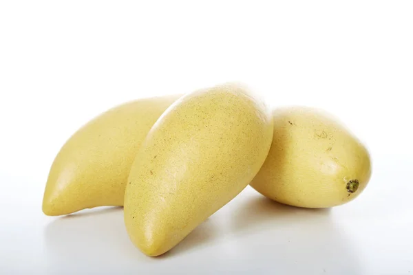 Fehér alapon sárga mangó — Stock Fotó