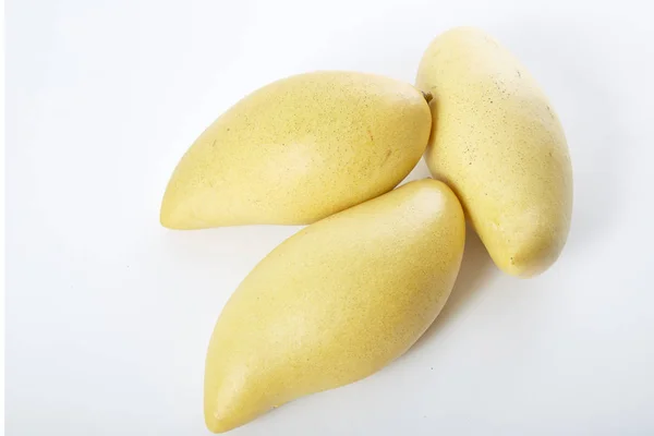 Gul mango på hvit bakgrunn – stockfoto