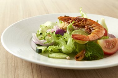 Izgara karides salatası