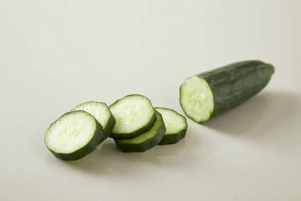 Légumes de concombre tranchés juteux frais — Photo