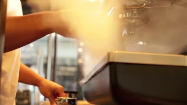 Кофе из кофе-машины — стоковое видео