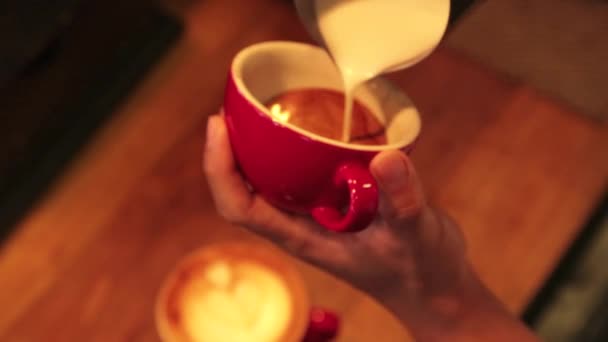 Dokonywanie café latte art — Wideo stockowe