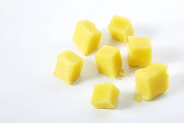 Rebanada de mango sobre fondo blanco —  Fotos de Stock