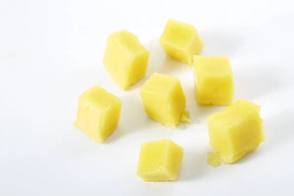 Fetta di mango su sfondo bianco — Foto Stock