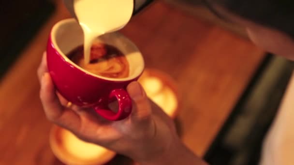 Att göra i café latte art — Stockvideo