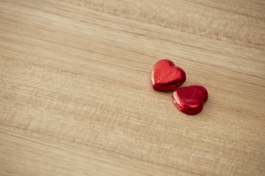 Çikolata kalp sarılmış