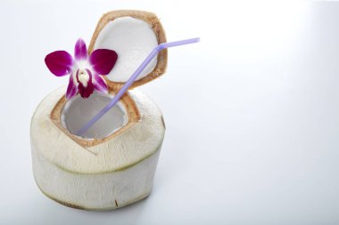 Hindistan cevizi suyu içecek