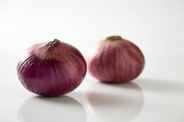 Beyaz arkaplanda kırmızı soğanlar