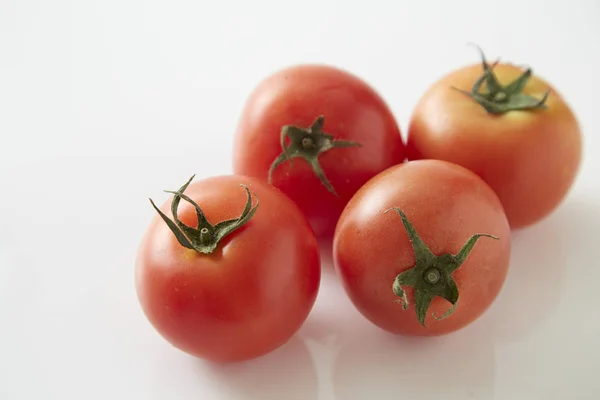 Tomate fresco con sombra aislada sobre blanco — Foto de Stock