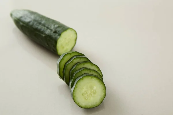 Zelenina čerstvé šťavnaté plátky okurky — Stock fotografie