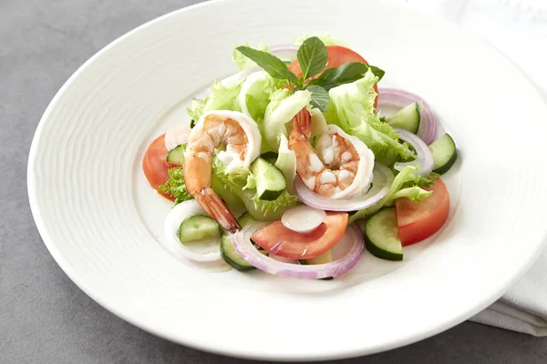 Salat aus Gemüse und gekochten Garnelen — Stockfoto