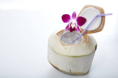 Hindistan cevizi suyu içecek