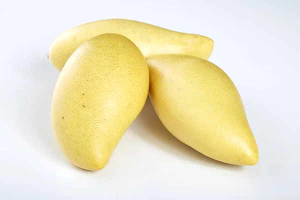 Желтый манго на белом фоне — стоковое фото