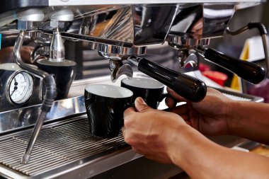 Barista kahve yapıyor makine
