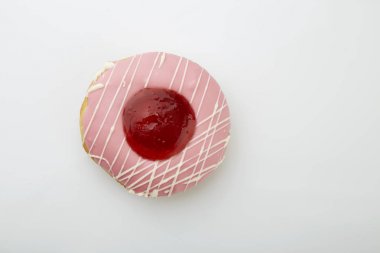 Beyaz arkaplanda serpiştirilmiş çörekler