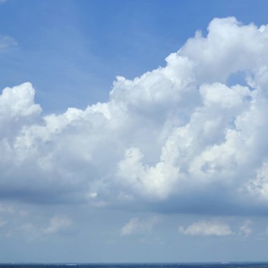 bulutlar yaz arka plan ile mavi gökyüzü