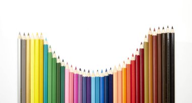 Beyaz zemin üzerinde birçok farklı renkli kalemler