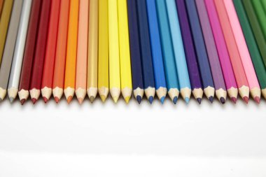 Beyaz zemin üzerinde birçok farklı renkli kalemler