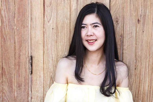 Retrato Asiático joven con pelo negro largo — Foto de Stock