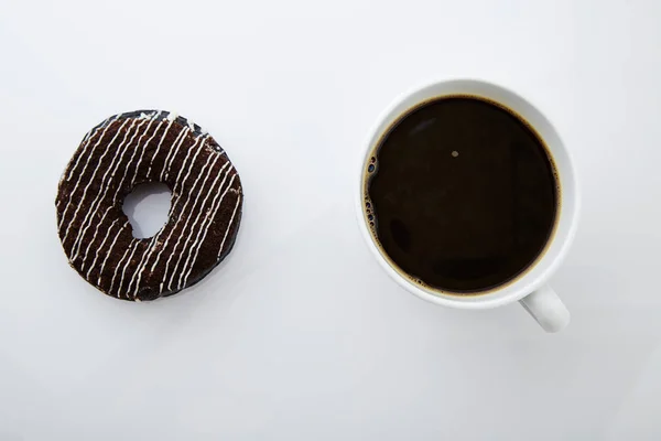 Чашка кофе и пончик — стоковое фото
