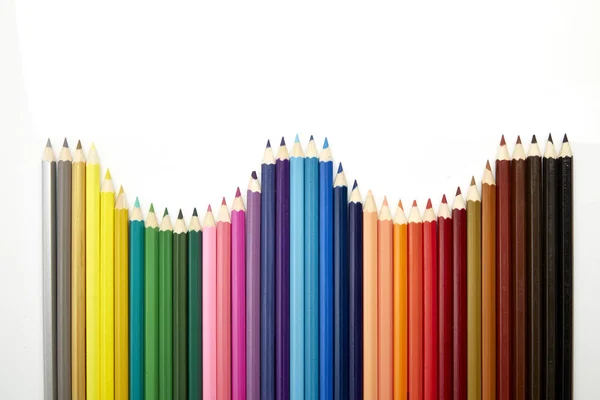 Beyaz Zemin Üzerinde Birçok Farklı Renkli Kalemler — Stok fotoğraf