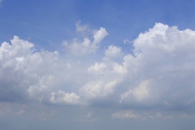 bulutlar yaz arka plan ile mavi gökyüzü