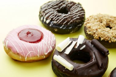 çörek kopya alanı ile sarı bir arka plan üzerinde. Üstten Görünüm