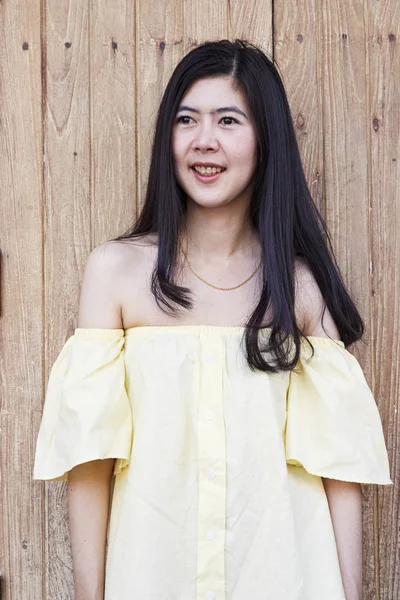 Retrato Asiático Joven Chica Moderna Con Pelo Largo Negro Con — Foto de Stock
